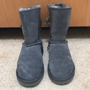 UGG Bailey Bow ll size 9 grey sheepskin lightweight boots